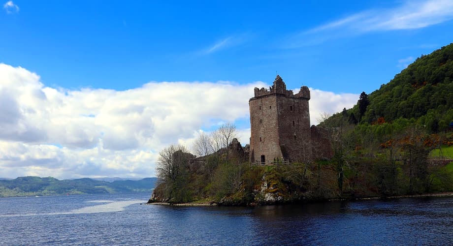 Urquhart Castle am Ufer von Loch Ness