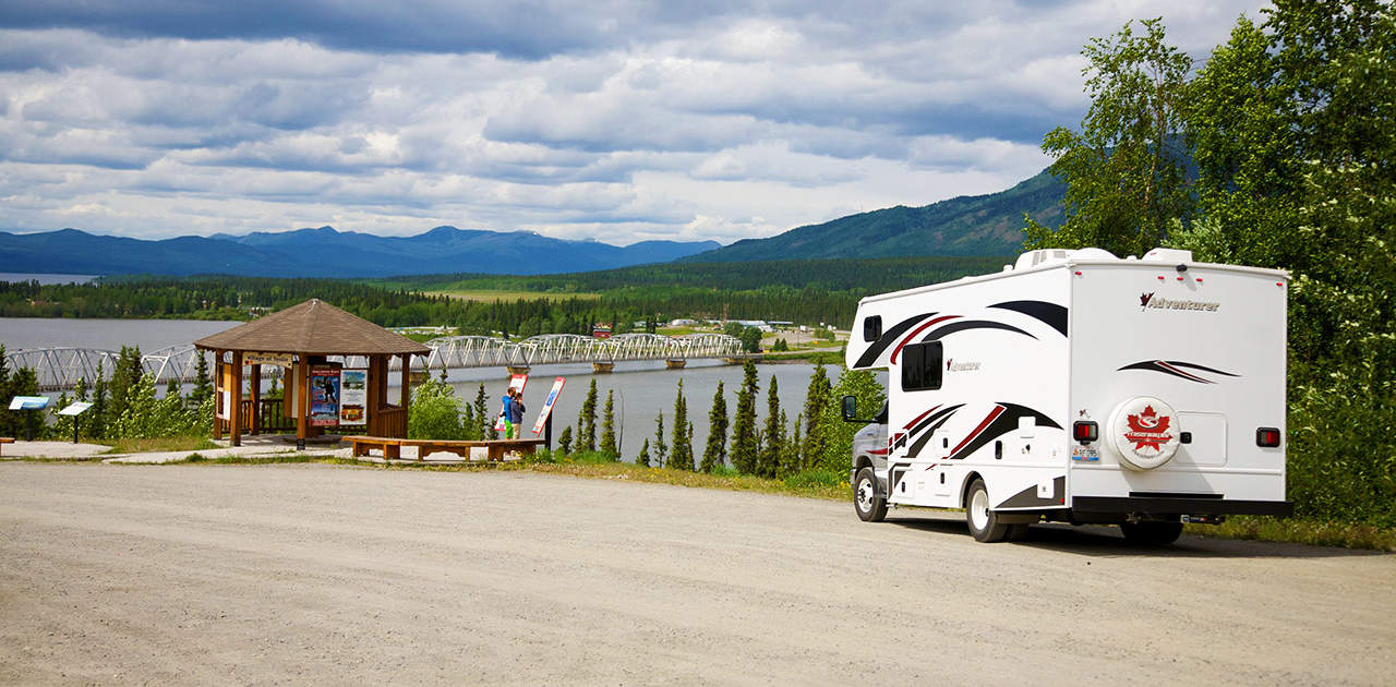 Camper am See im Yukon