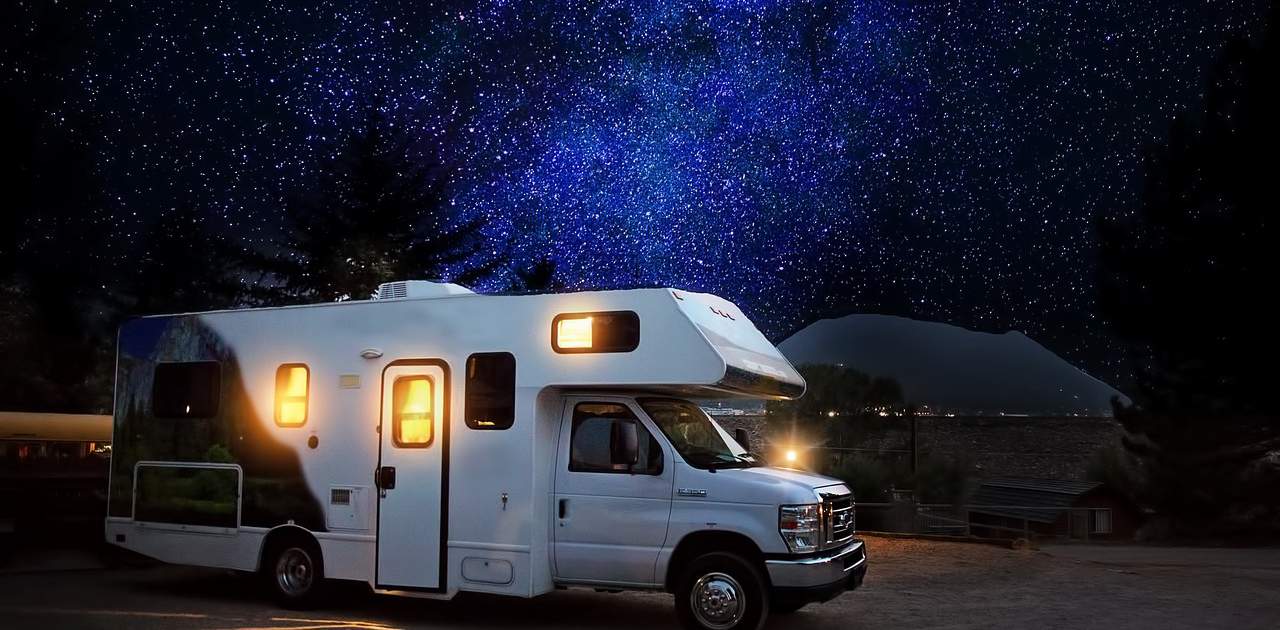 Camping-Stellplatz bei Nacht