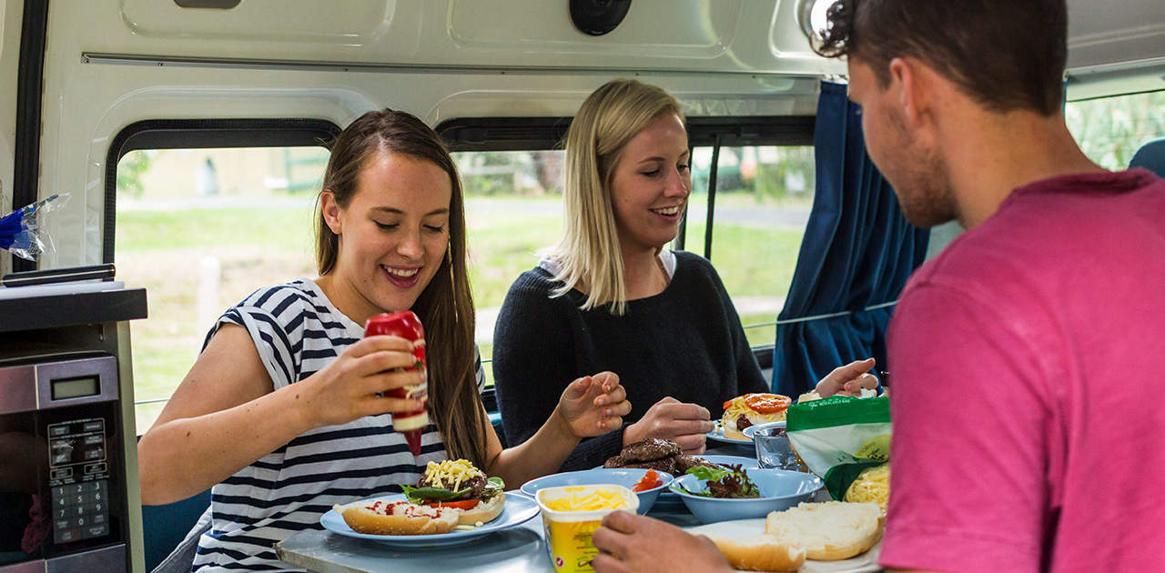 Gemeinsames Essen im Camper