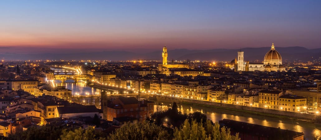 Blick über Florenz bei Nacht