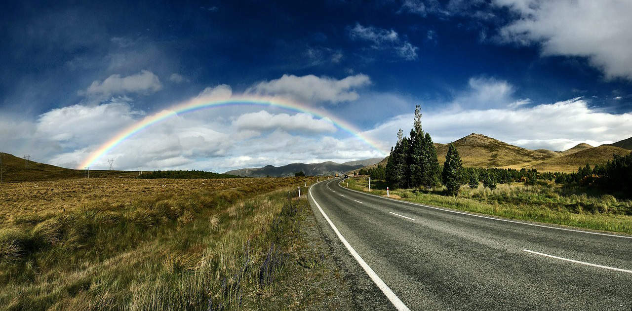 Regenbogen über der Straße