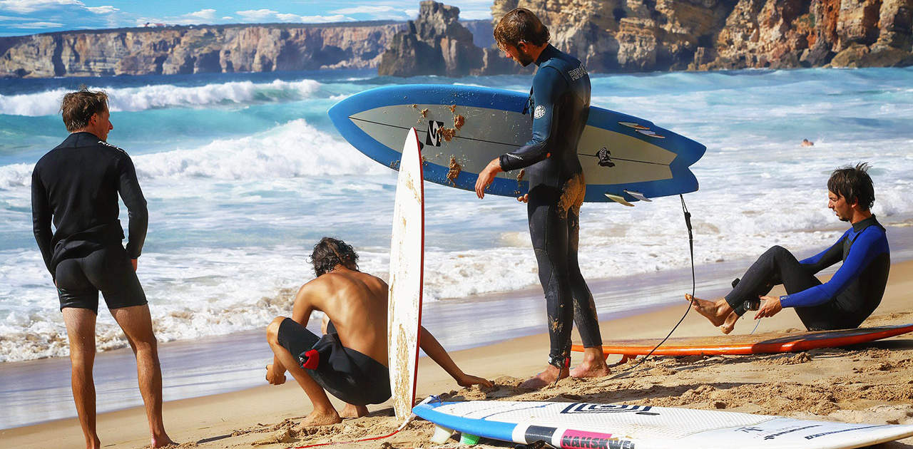 Surfer am Strand von Portugal