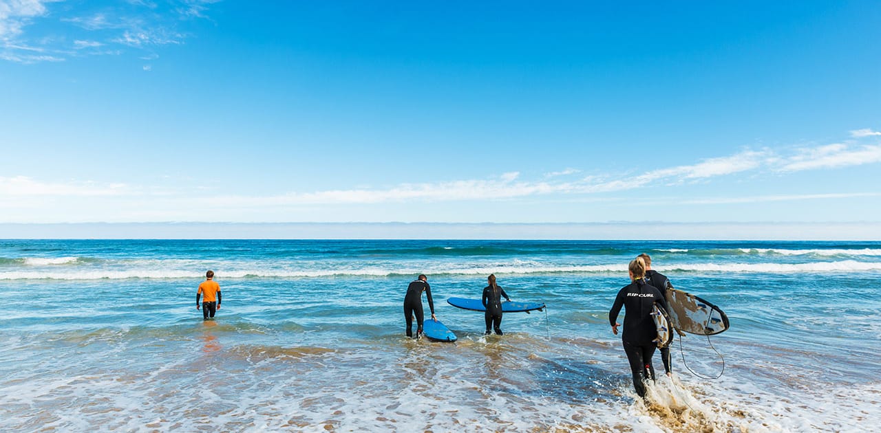 Surfer auf dem Weg ins Wasser