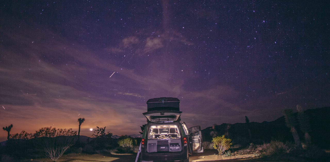 Camper-Stellplatz bei Nacht