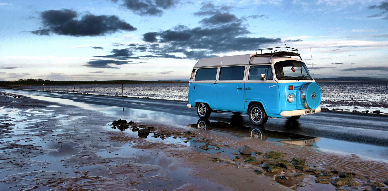 Campervan auf nasser Straße