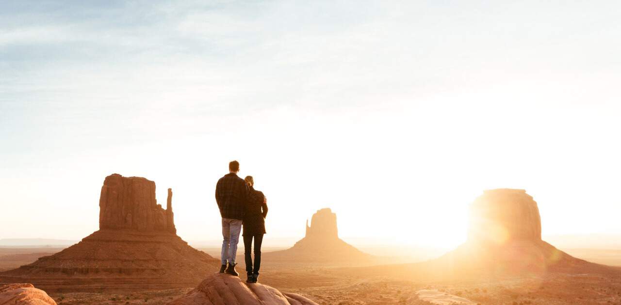 Paar beim Sonnenuntergang am Monument Valley