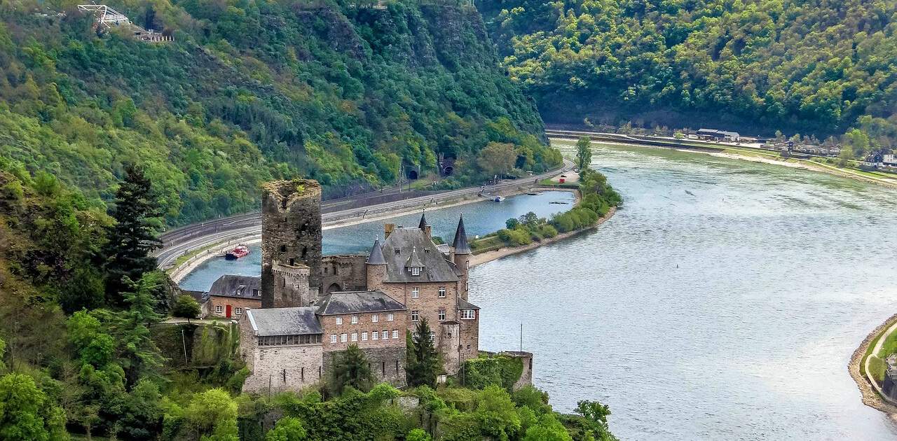 Ausblick vom Dreiburgenblick auf die Burg Katz