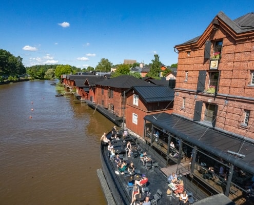 Holzhäuser am Fluss