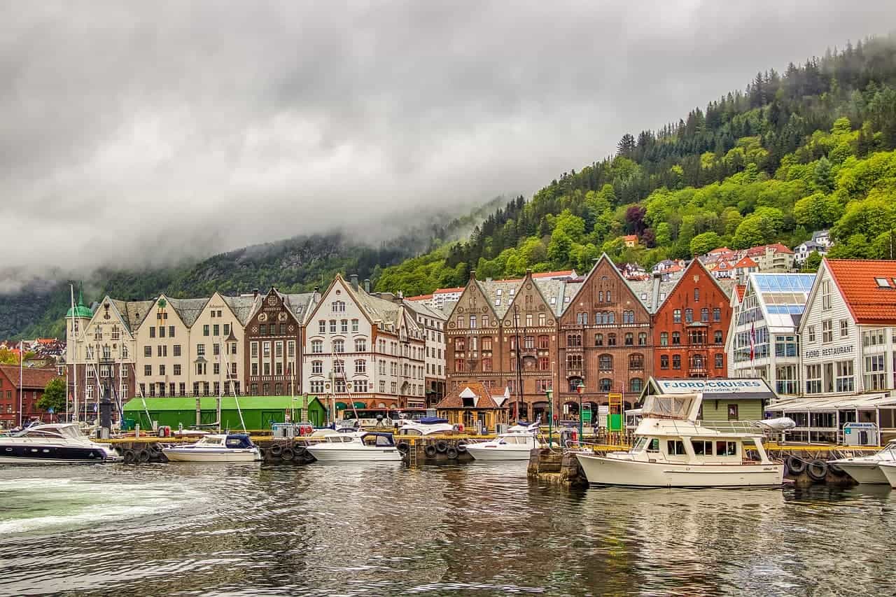 Blick auf die Uferpromenade von Bergen