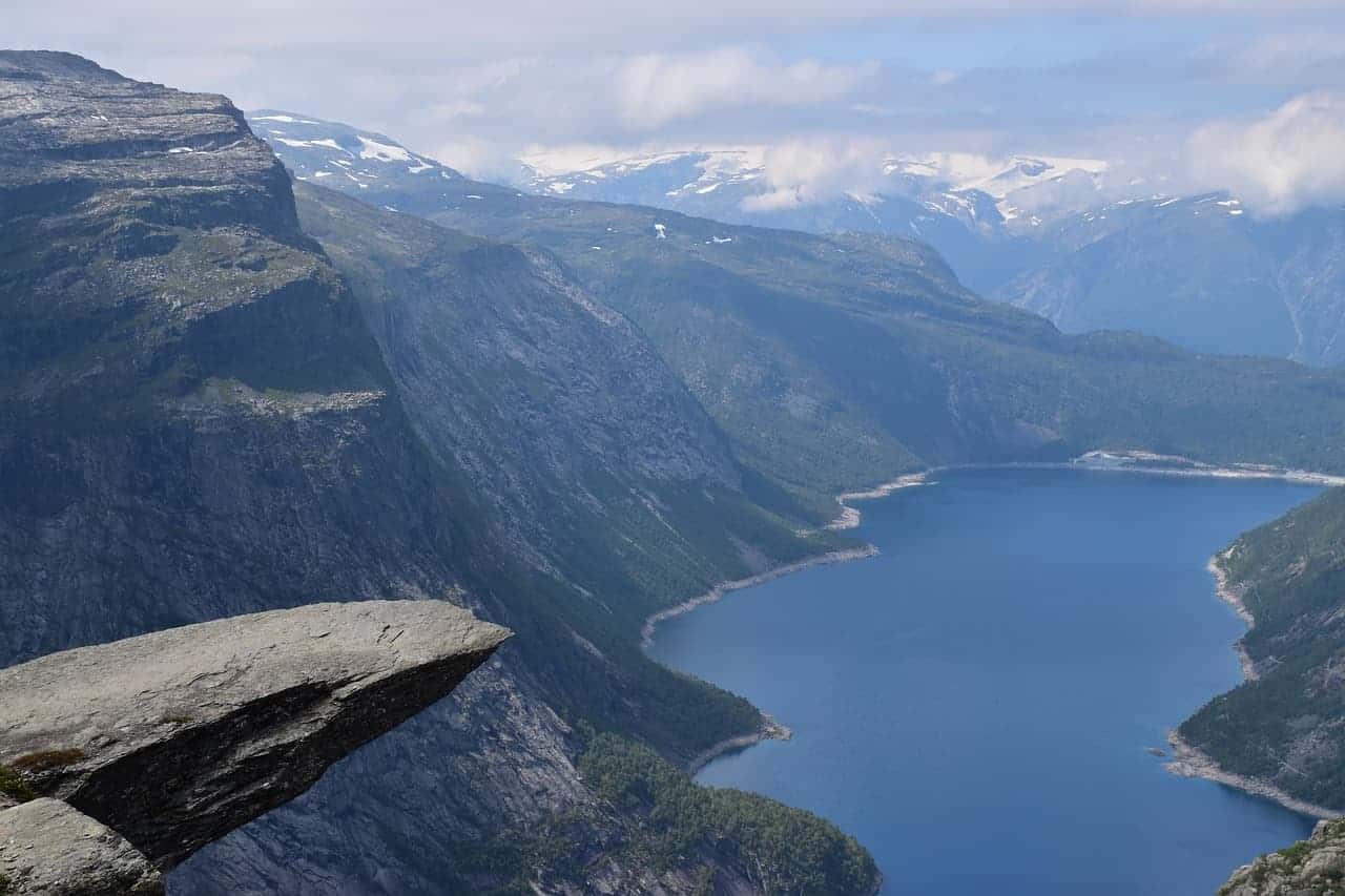 Blick auf die Trolltunga Klippe