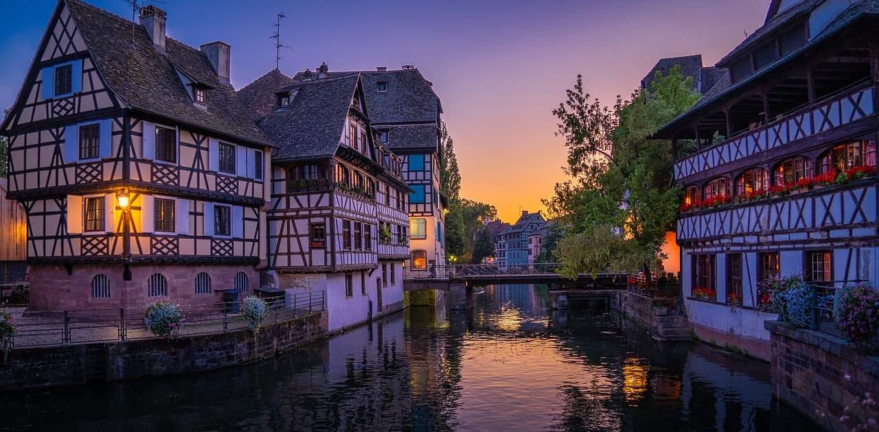 Der sonnenuntergang im viertel petite france in Straßburg