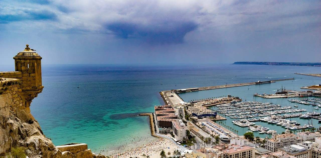 Blick über Alicante von der Burg Castillo de Santa Bárbara