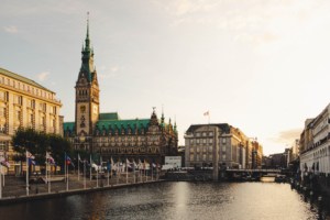 Blick auf das Rathaus und den Alsterkanal