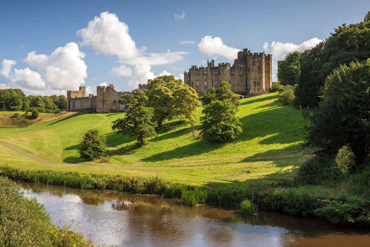 Alnwick Castle am River Aln in Northumberland