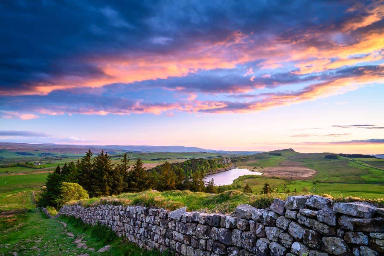 Hadrianswall und Crag Lough im Northumberland-Nationalpark