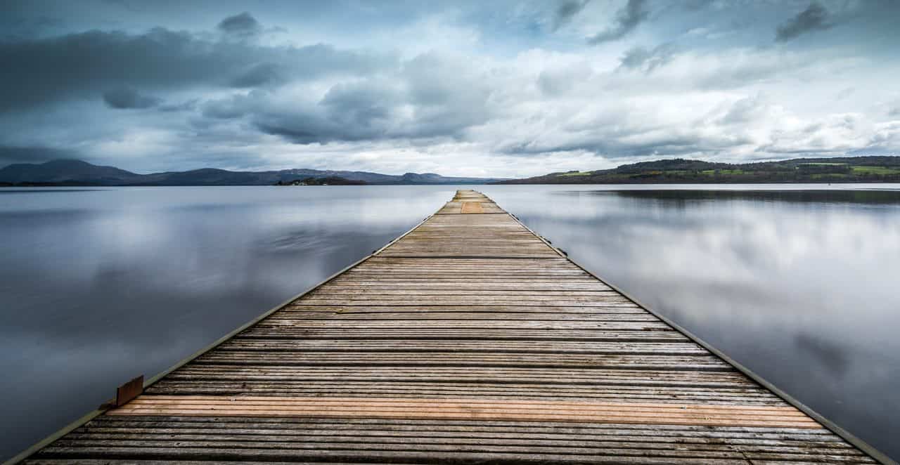 Holzsteg am Loch Lomond in Schottland