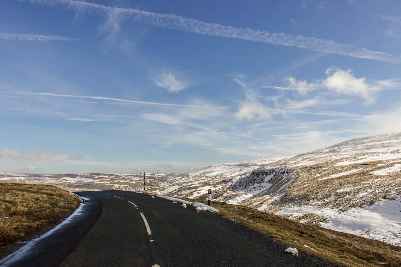 Straße durch die Hügel des Yorkshire Dales Nationalparks