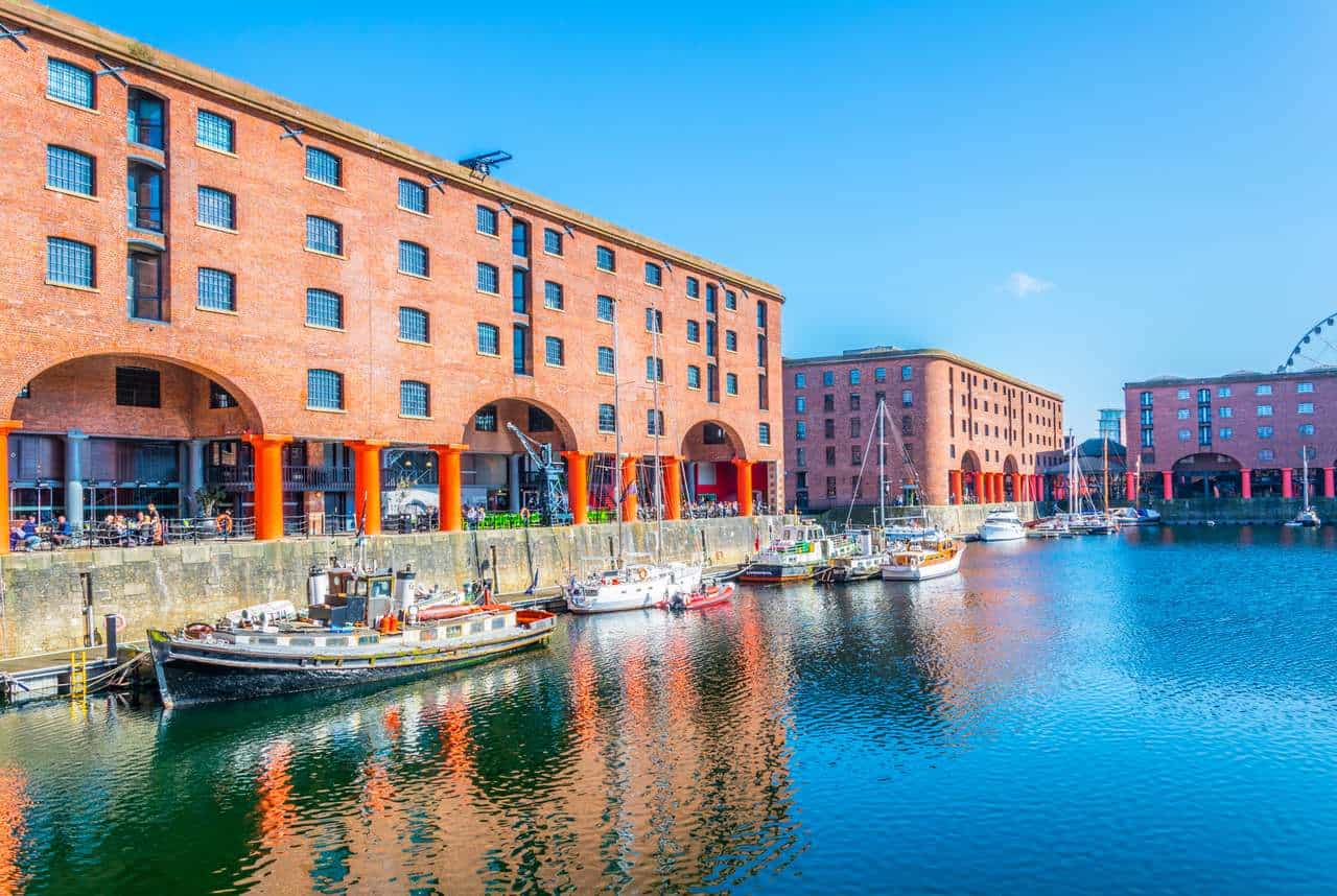 Albert Dock in Liverpool an einem sonnigen Tag