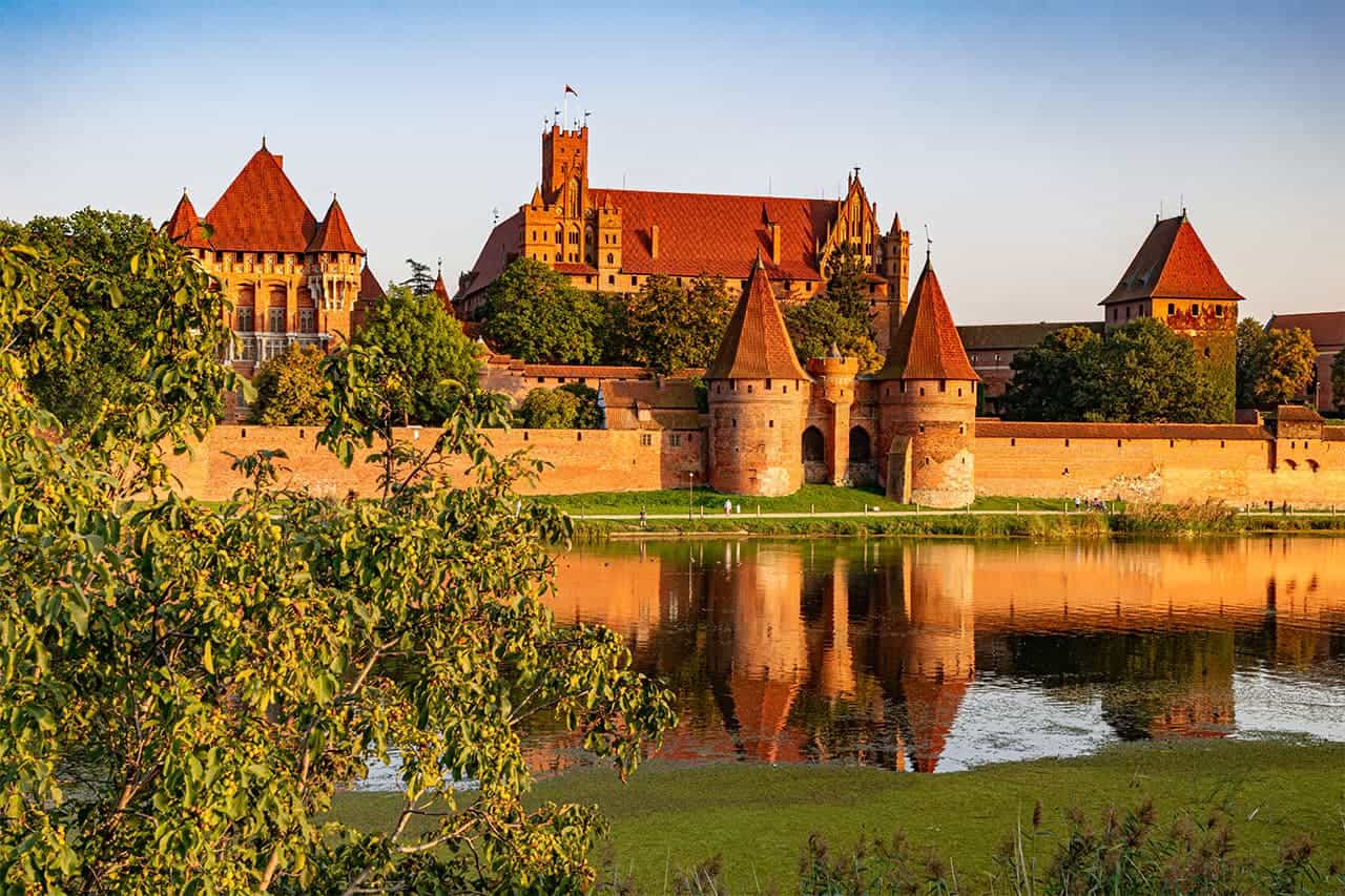 Die Burg Malbork und der Fluss Nogat im Sommer