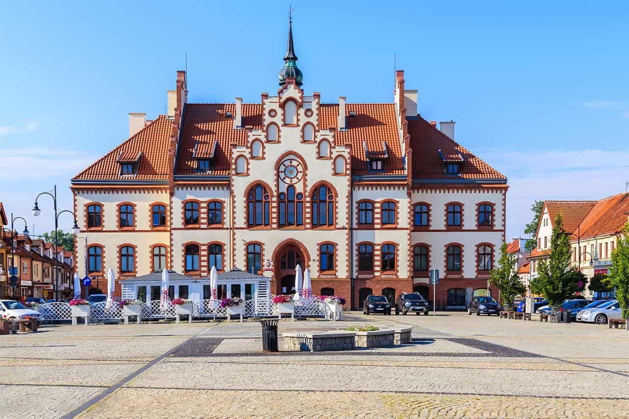 Rathaus auf dem Platz in der Stadt Pisz