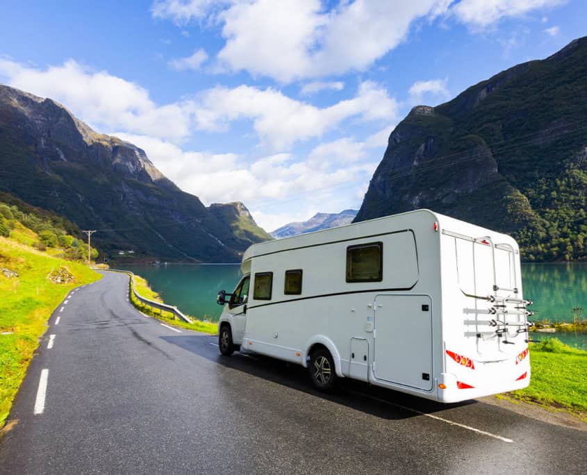Straße in Norwegen mit Wohnmobil