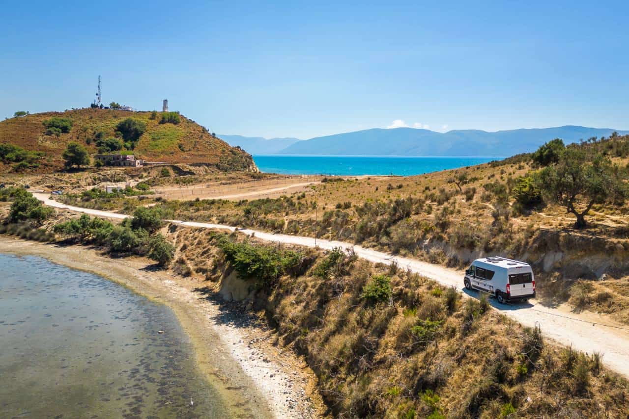 Ein Wohnmobil fährt auf einer Schotterstraße in Albanien.